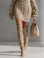 Vestido corto de punto de ochos beige con hombros descubiertos