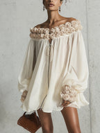 Vestido Mini Crema con Flores 3D y Hombros Descubiertos