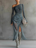 Conjunto Asimétrico Gris con Transparencias y Detalle Cut Out