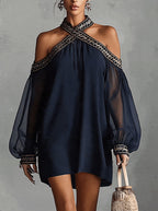 Vestido Mini con Hombros Descubiertos y Manga Larga de Chifón