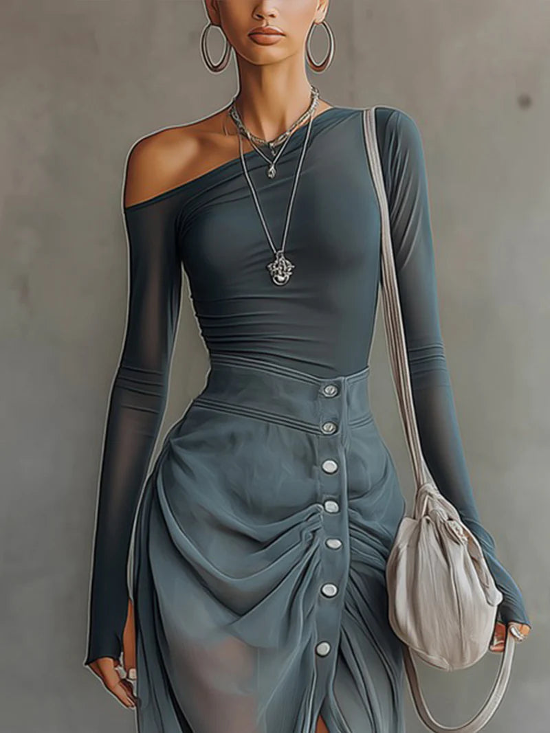 Conjunto Asimétrico Gris con Transparencias y Detalle Cut Out
