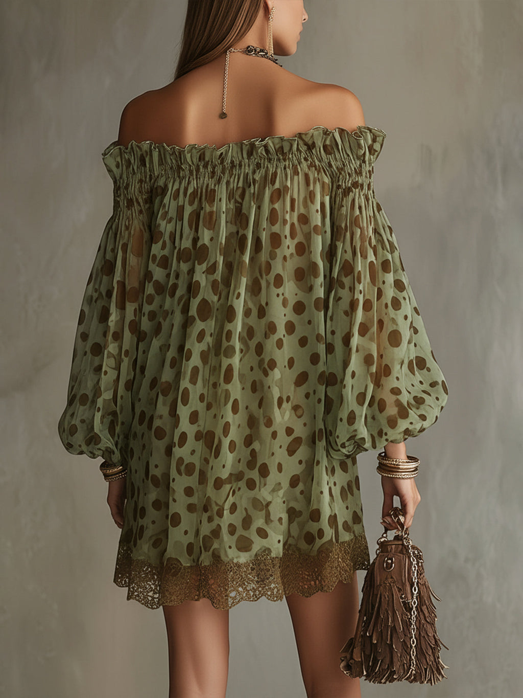 Vestido Mini Verde Oliva con Lunares y Hombros Descubiertos