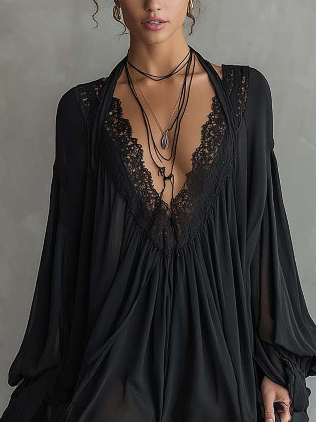 Vestido Mini Negro de Encaje con Espalda Abierta