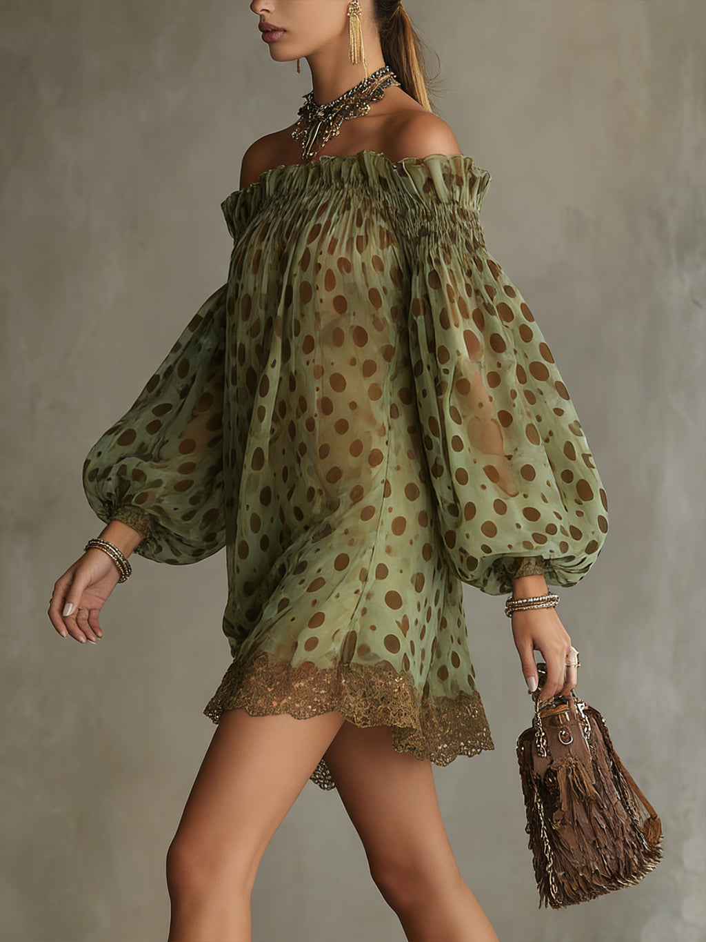 Vestido Mini Verde Oliva con Lunares y Hombros Descubiertos