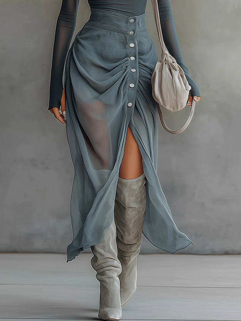 Conjunto Asimétrico Gris con Transparencias y Detalle Cut Out
