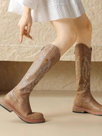 Botas Altas Marrones con Bordado y Cremallera Trasera