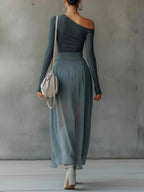 Conjunto Asimétrico Gris con Transparencias y Detalle Cut Out