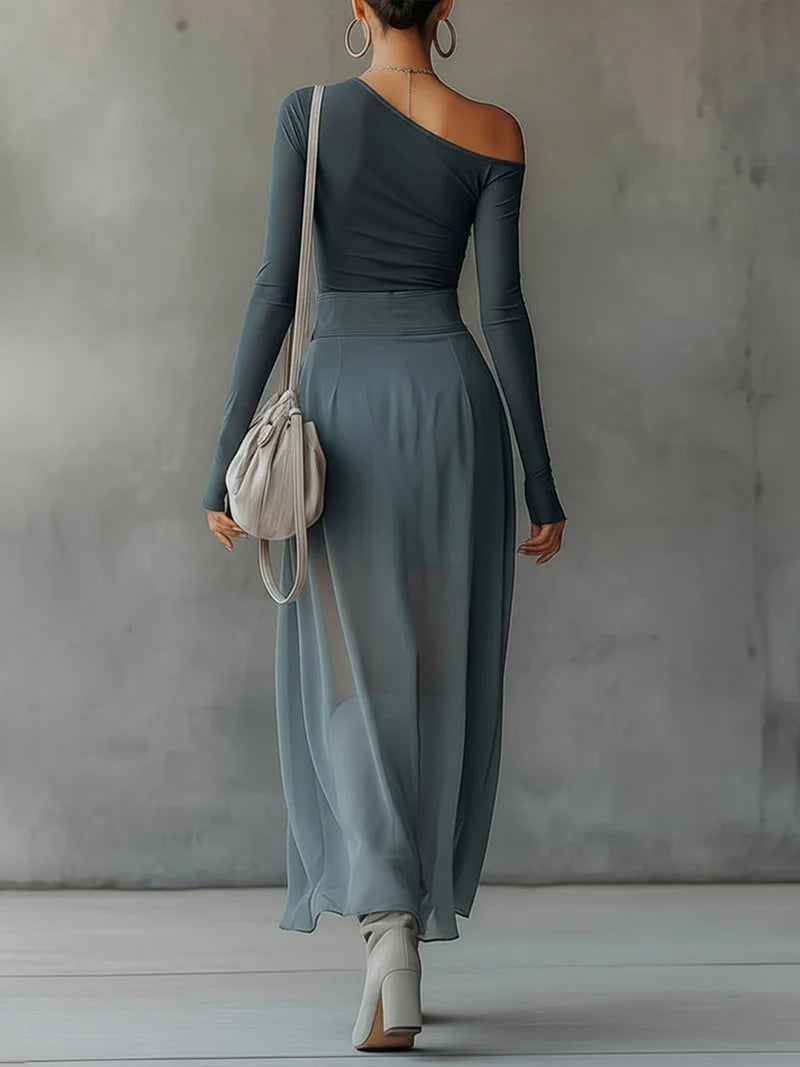 Conjunto Asimétrico Gris con Transparencias y Detalle Cut Out