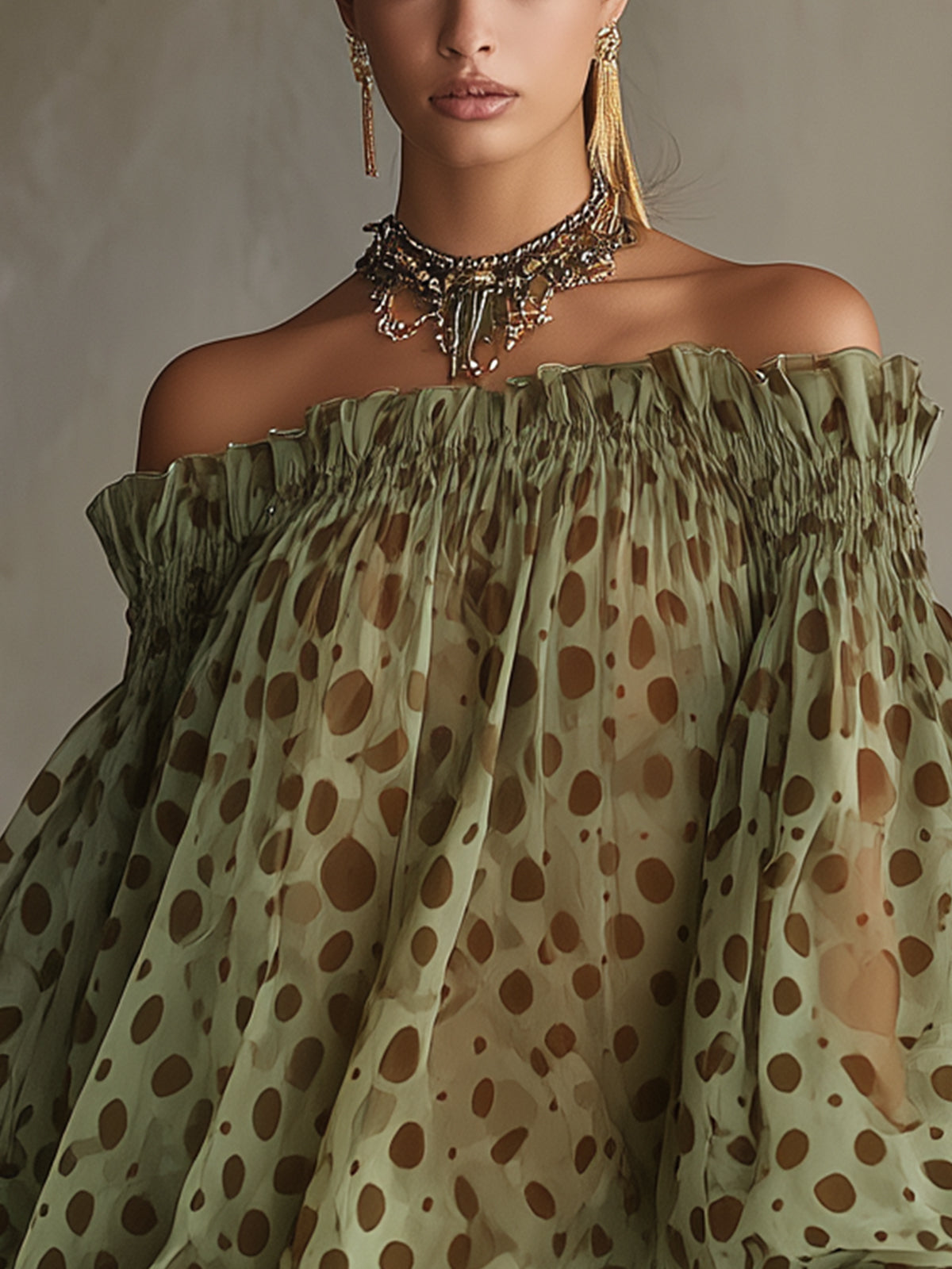 Vestido Mini Verde Oliva con Lunares y Hombros Descubiertos