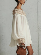 Vestido Mini Crema con Flores 3D y Hombros Descubiertos