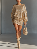 Vestido corto de lentejuelas doradas con manga farol