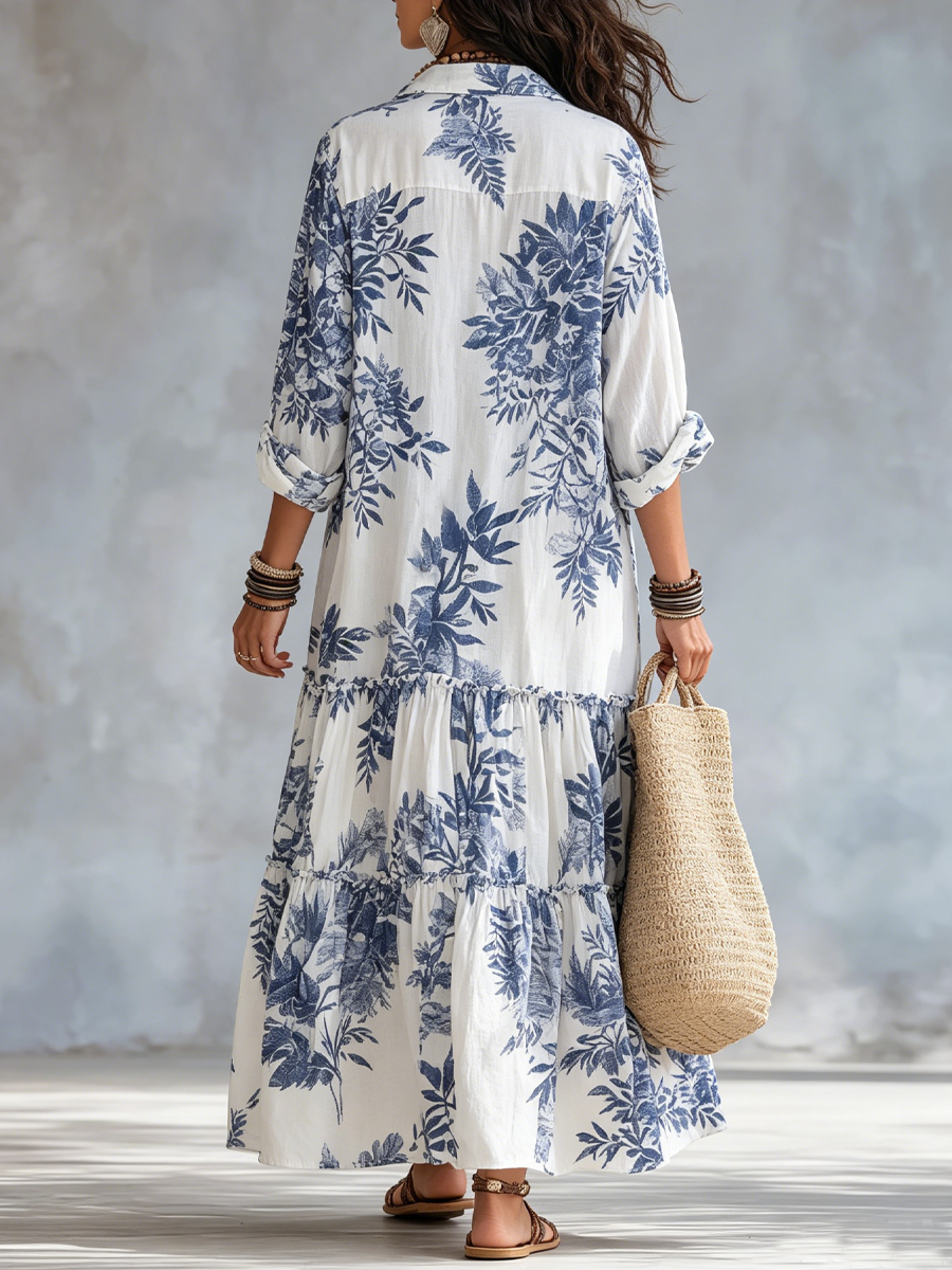 Lång blå boho-klänning med blommönster och knäppning.
