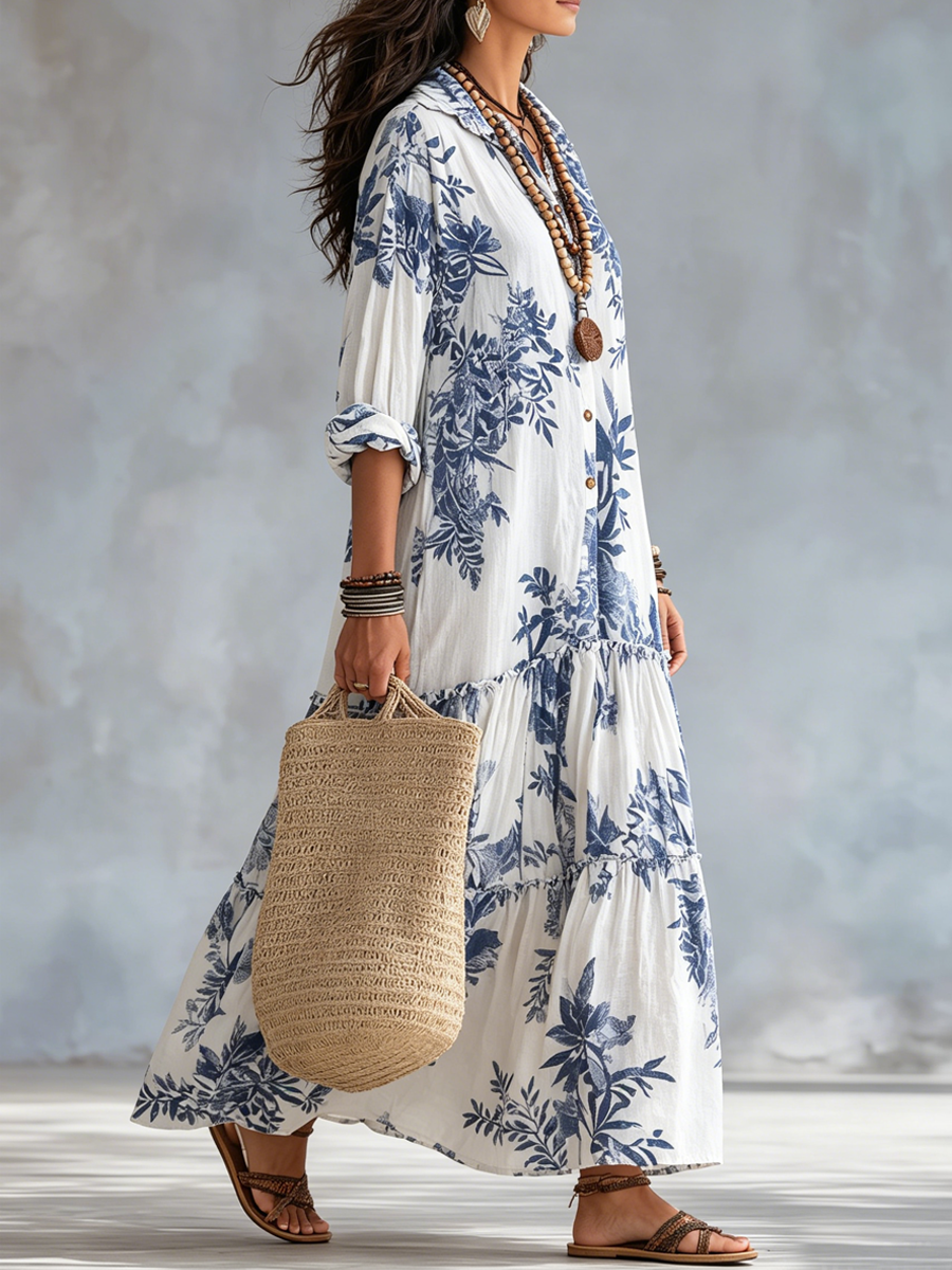Lång blå boho-klänning med blommönster och knäppning.