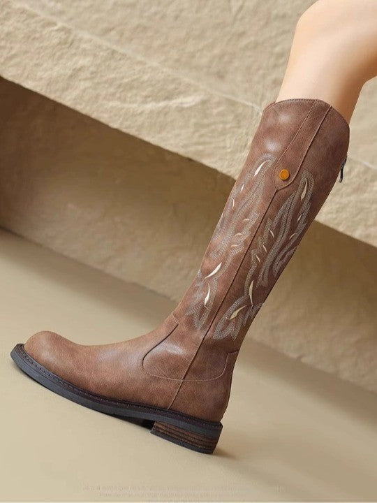 Botas Altas Marrones con Bordado y Cremallera Trasera