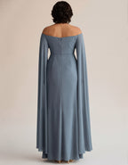 Vestido largo de gasa gris azulado con hombros descubiertos y chal cruzado (tallas grandes) - LOVRA DESIGN
