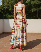 Maxikleid aus Satin mit buntem geometrischem Muster, ärmellos und mit figurbetonter Taille