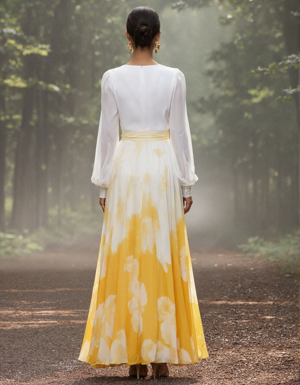 Robe longue imprimée à col en V, manches lanternes et détails plissés, blanc et jaune