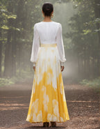 Robe longue imprimée à col en V, manches lanternes et détails plissés, blanc et jaune