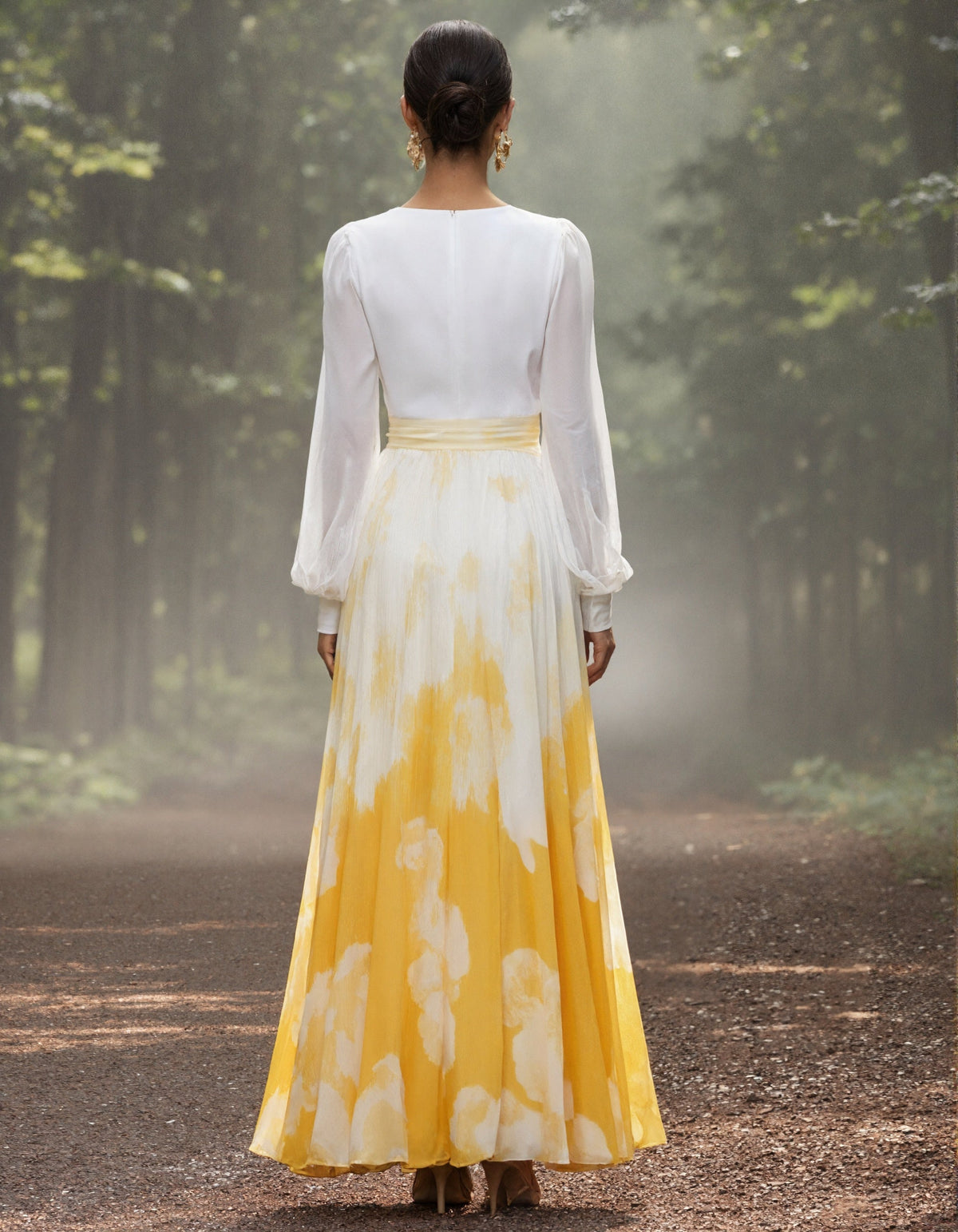 Robe longue imprimée à col en V, manches lanternes et détails plissés, blanc et jaune