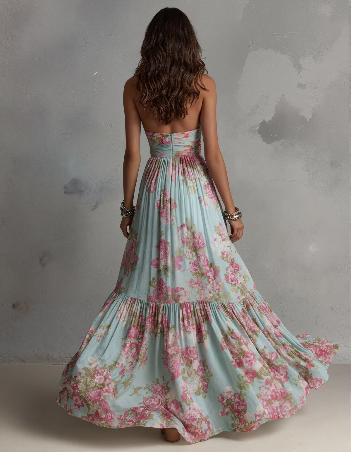 Eisblaues Chiffon-Maxikleid mit Neckholder und Aquarell-Rosenmuster