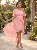 Asymmetrisches schulterfreies Maxikleid mit Rüschen aus Chiffon in Pink