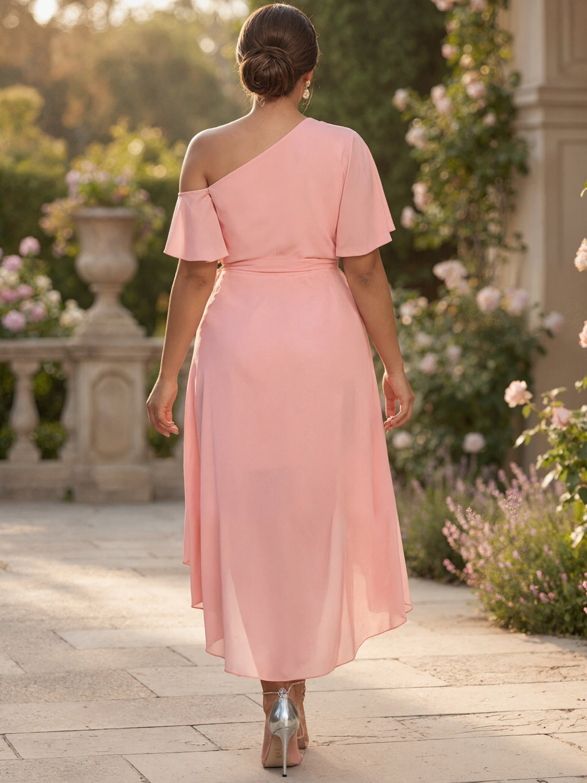 Asymmetrisches schulterfreies Maxikleid mit Rüschen aus Chiffon in Pink