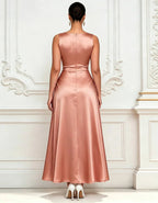 Maxikleid aus roter Bohnenpaste mit rosafarbenem Satinkragen und gedrehter Taille