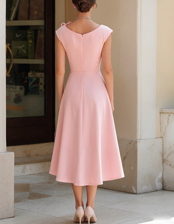 Einfarbiges Midikleid mit Wasserfallausschnitt und 3D-Blumenapplikationen