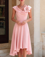 Einfarbiges Midikleid mit Wasserfallausschnitt und 3D-Blumenapplikationen