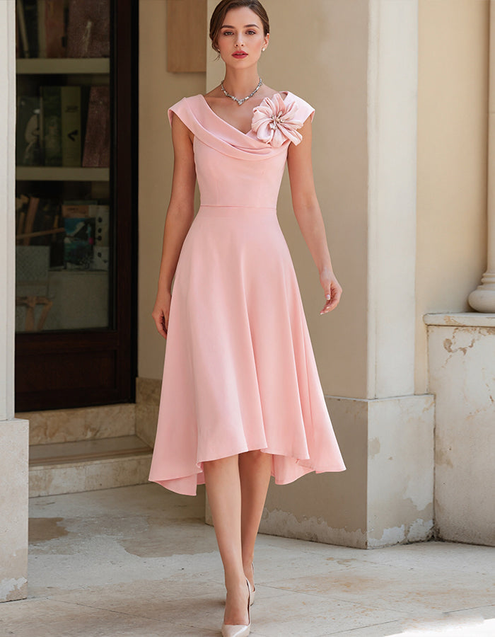 Einfarbiges Midikleid mit Wasserfallausschnitt und 3D-Blumenapplikationen