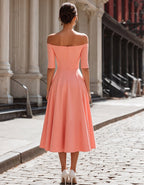 Abito midi color rosa corallo con spalle scoperte e maniche a tre quarti