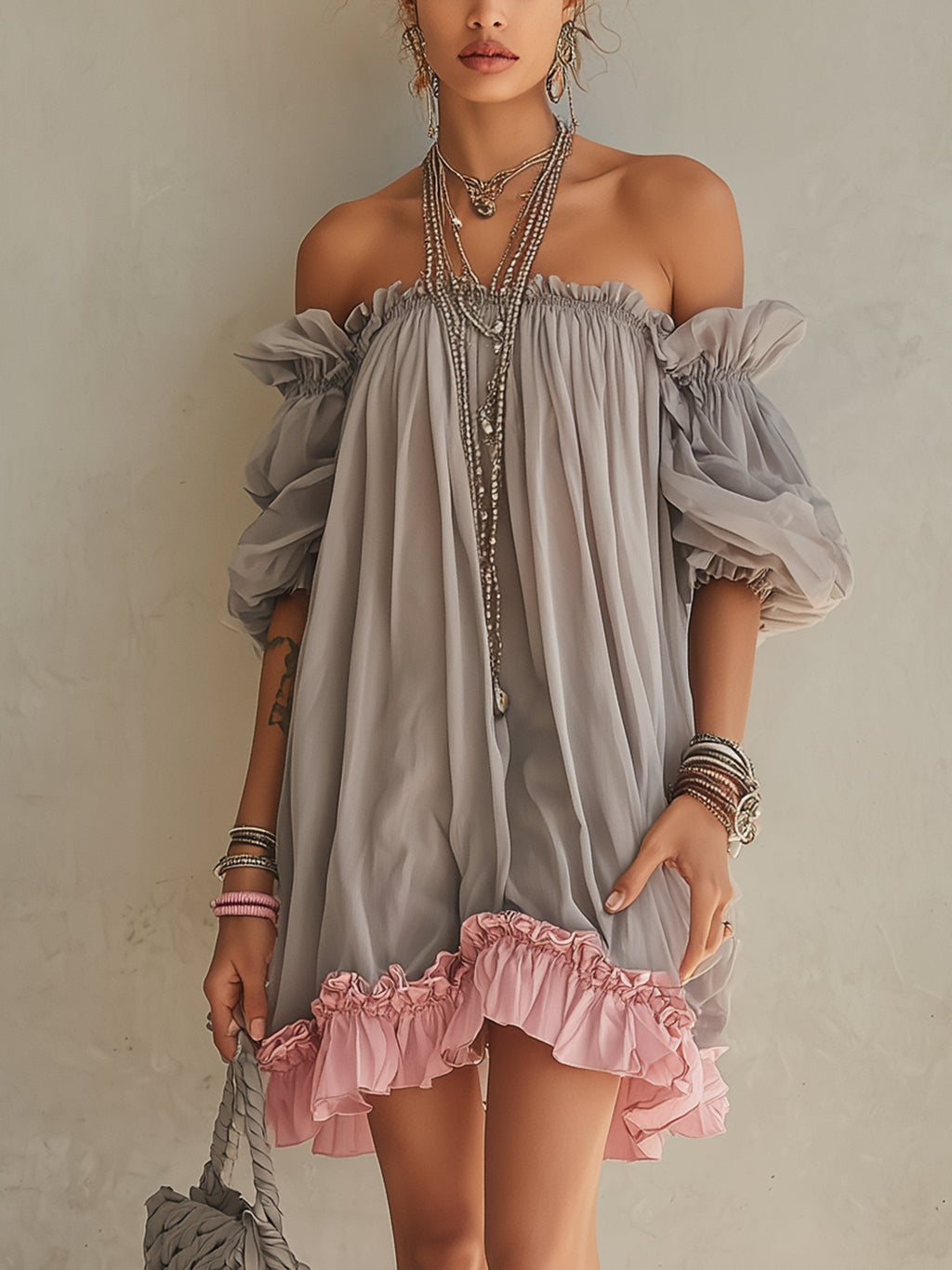 Vestido Mini de Chifón Gris con Hombros Descubiertos y Ribete Rosa