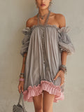 Vestido Mini de Chifón Gris con Hombros Descubiertos y Ribete Rosa