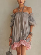 Vestido Mini de Chifón Gris con Hombros Descubiertos y Ribete Rosa