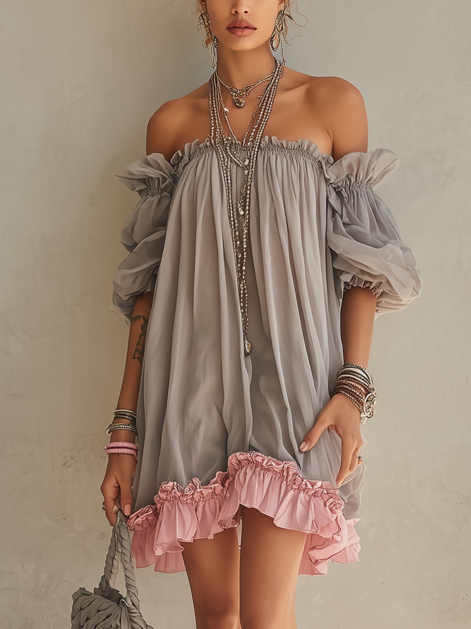 Vestido Mini de Chifón Gris con Hombros Descubiertos y Ribete Rosa
