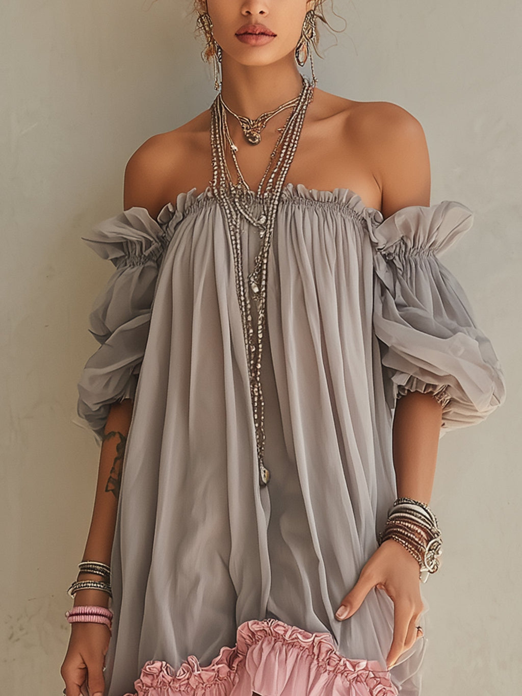 Vestido Mini de Chifón Gris con Hombros Descubiertos y Ribete Rosa