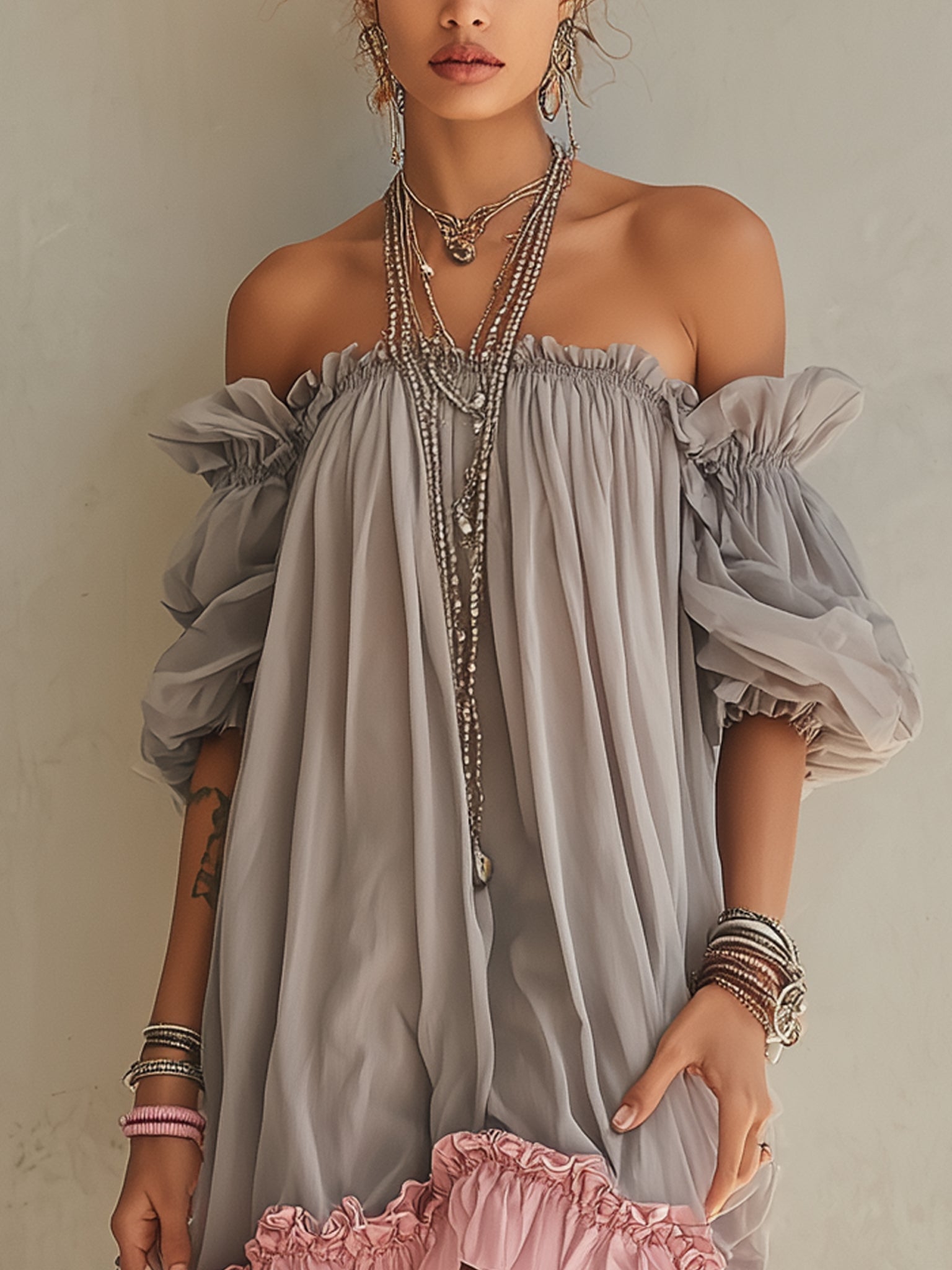 Vestido Mini de Chifón Gris con Hombros Descubiertos y Ribete Rosa