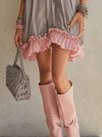 Vestido Mini de Chifón Gris con Hombros Descubiertos y Ribete Rosa