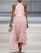 Abito lungo in chiffon rosa con design scollo a barchetta e balze a strati