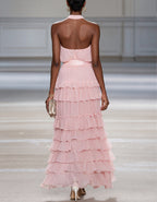 Abito lungo in chiffon rosa con design scollo a barchetta e balze a strati