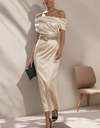 Robe longue champagne en satin, épaules dénudées, cintrée à la taille et près du corps