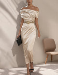 Robe longue champagne en satin, épaules dénudées, cintrée à la taille et près du corps