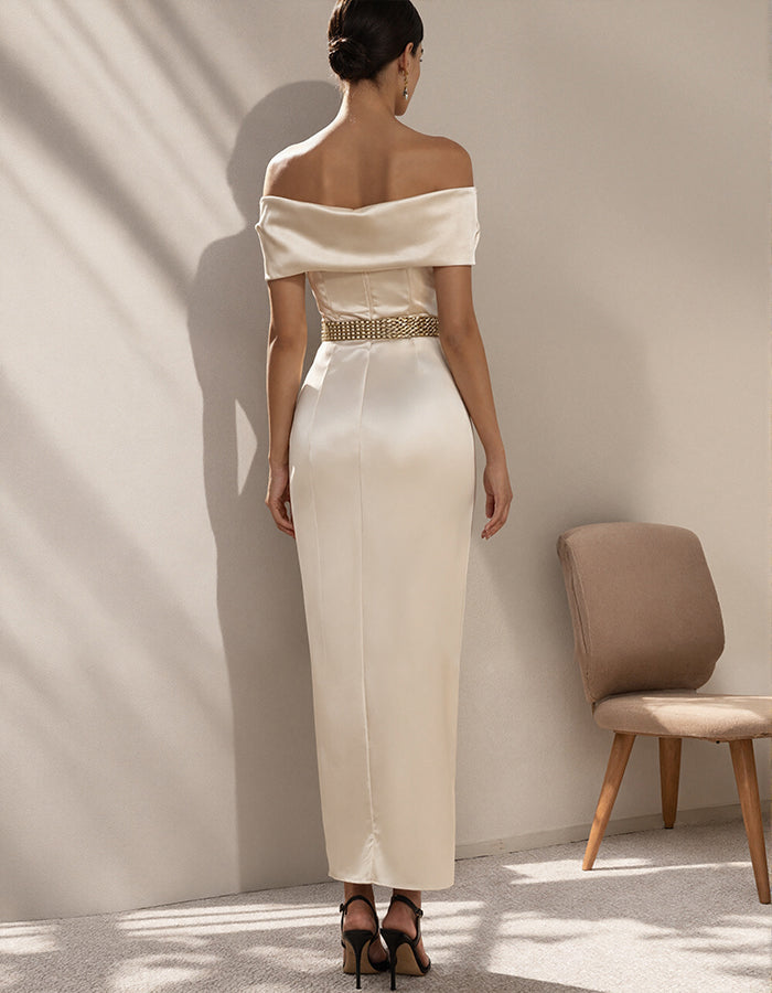 Robe longue champagne en satin, épaules dénudées, cintrée à la taille et près du corps