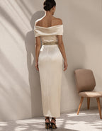 Robe longue champagne en satin, épaules dénudées, cintrée à la taille et près du corps