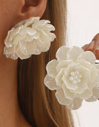 Mehrlagige handgeflochtene Blumenohrringe mit Kunstperlen
