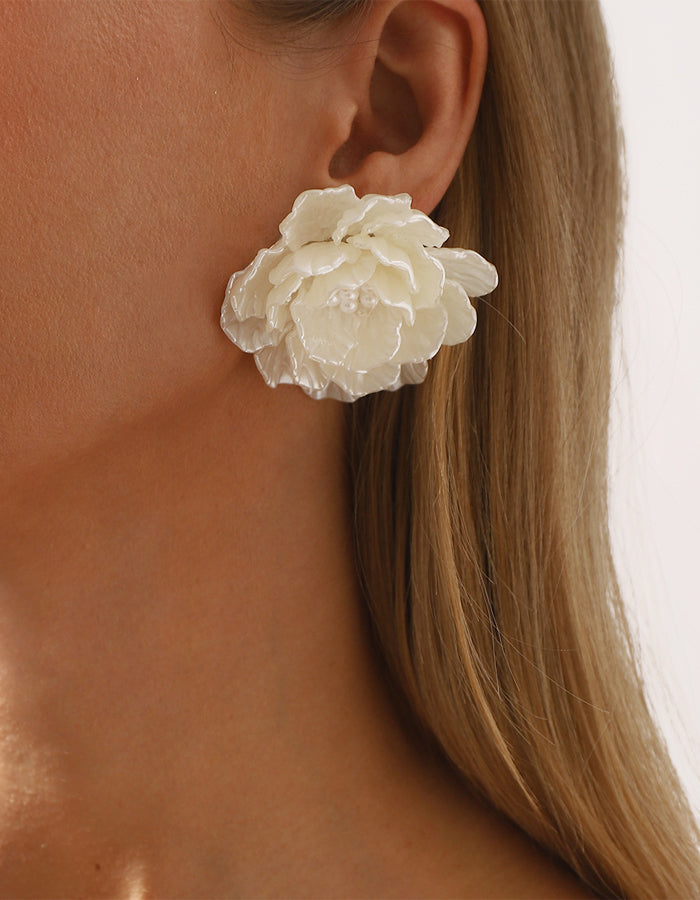 Mehrlagige handgeflochtene Blumenohrringe mit Kunstperlen