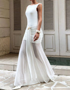 Robe longue blanche sans manches à encolure bateau