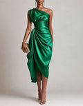 Asymmetrisches Midi-Kleid aus grünem Satin mit einer Schulterpartie