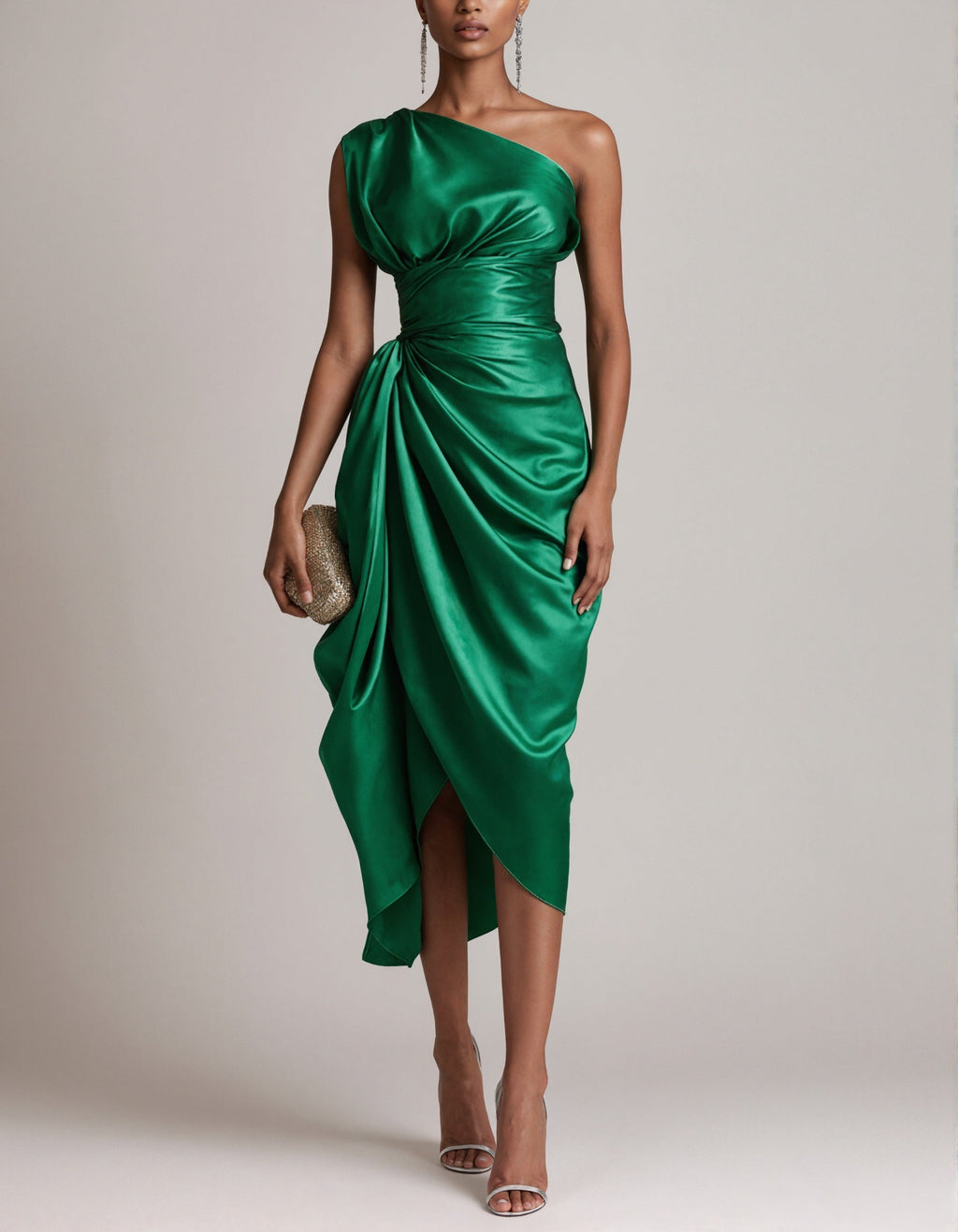 Asymmetrisches Midi-Kleid aus grünem Satin mit einer Schulterpartie