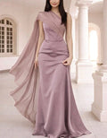 Robe longue en mousseline de couleur unie avec châle asymétrique en satin